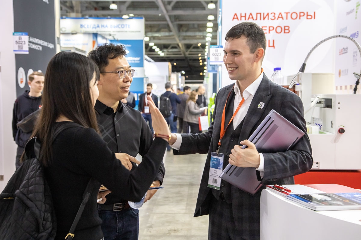 Discussion at the Analitika Expo 2023 exhibition